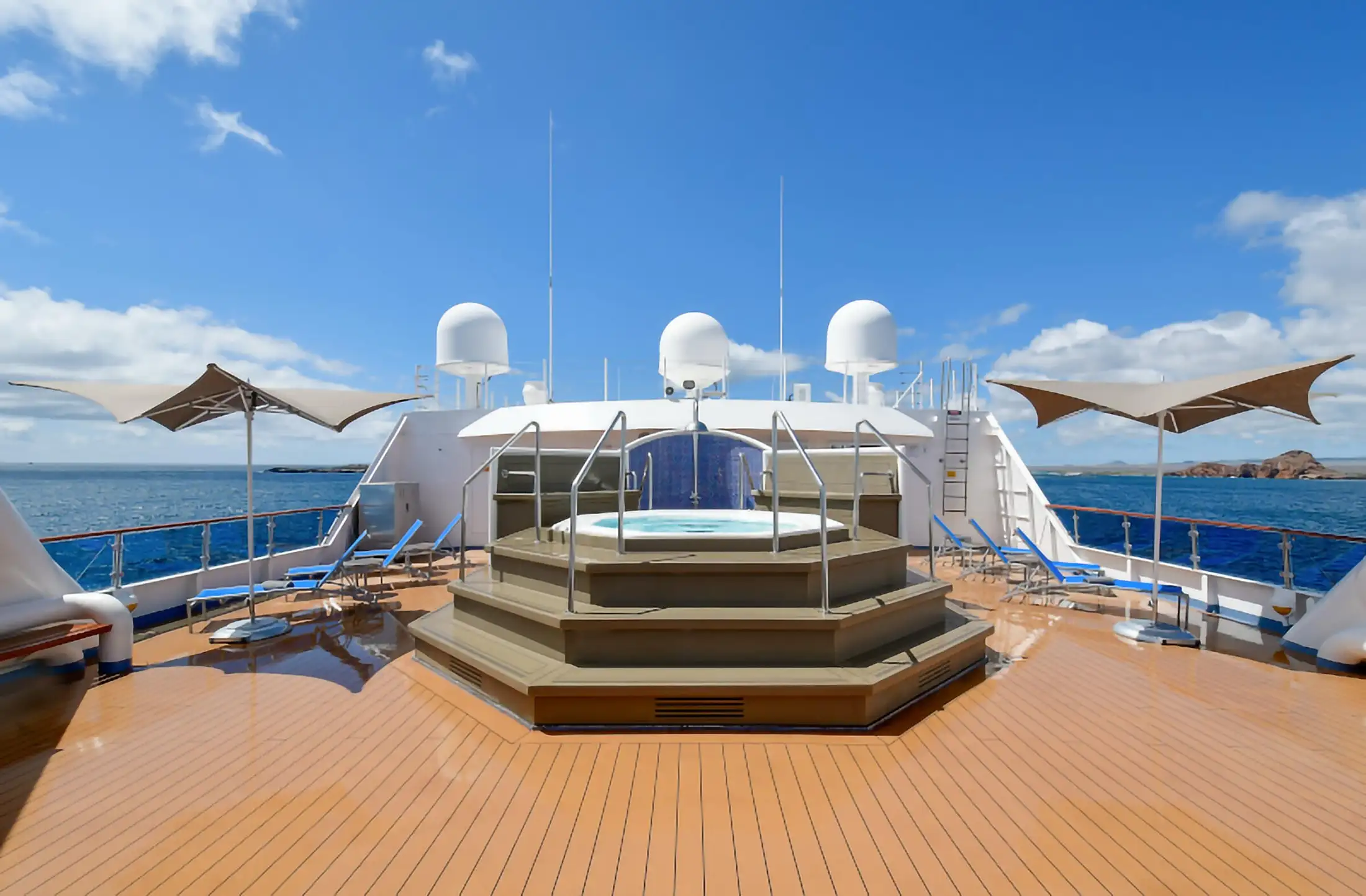 The National Geographic Delphina hot tub sun deck