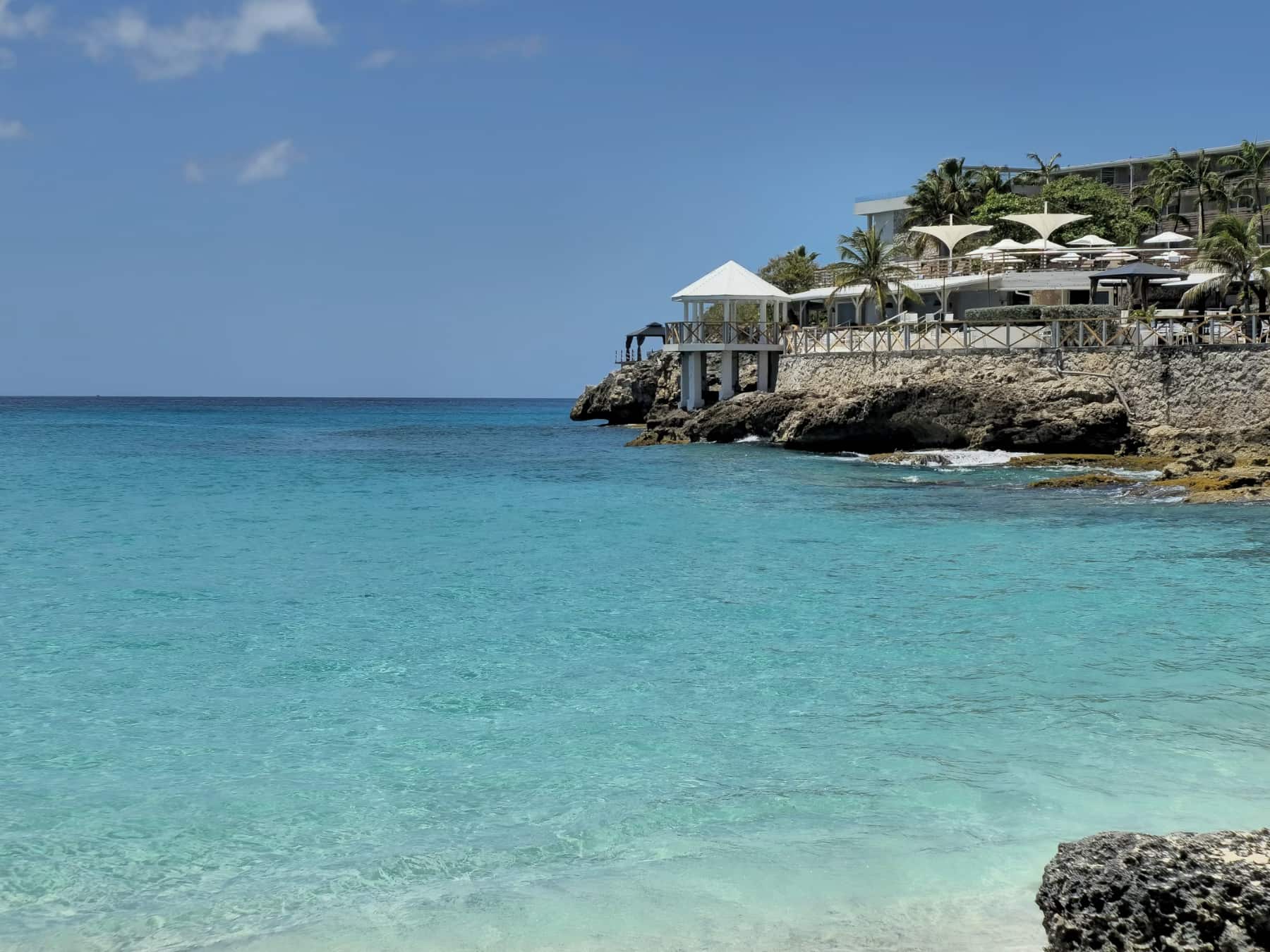 A turquoise coastline in St. Martin