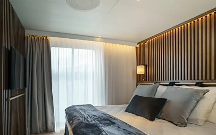Quark Ultramarine Owner's Suite three-room layout with separate bedroom and living area