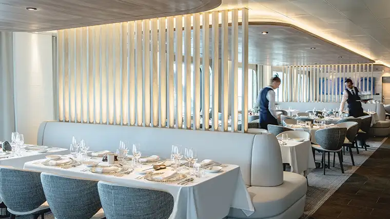 Le Commandant Charcot restaurant dining room