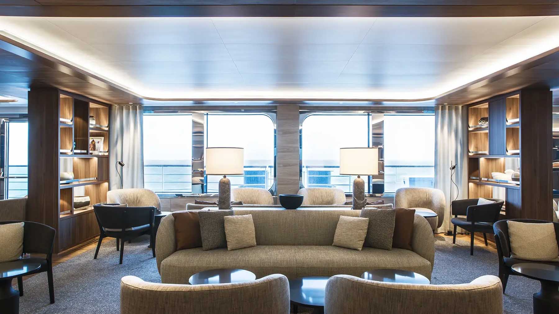 Le Commandant Charcot library interior