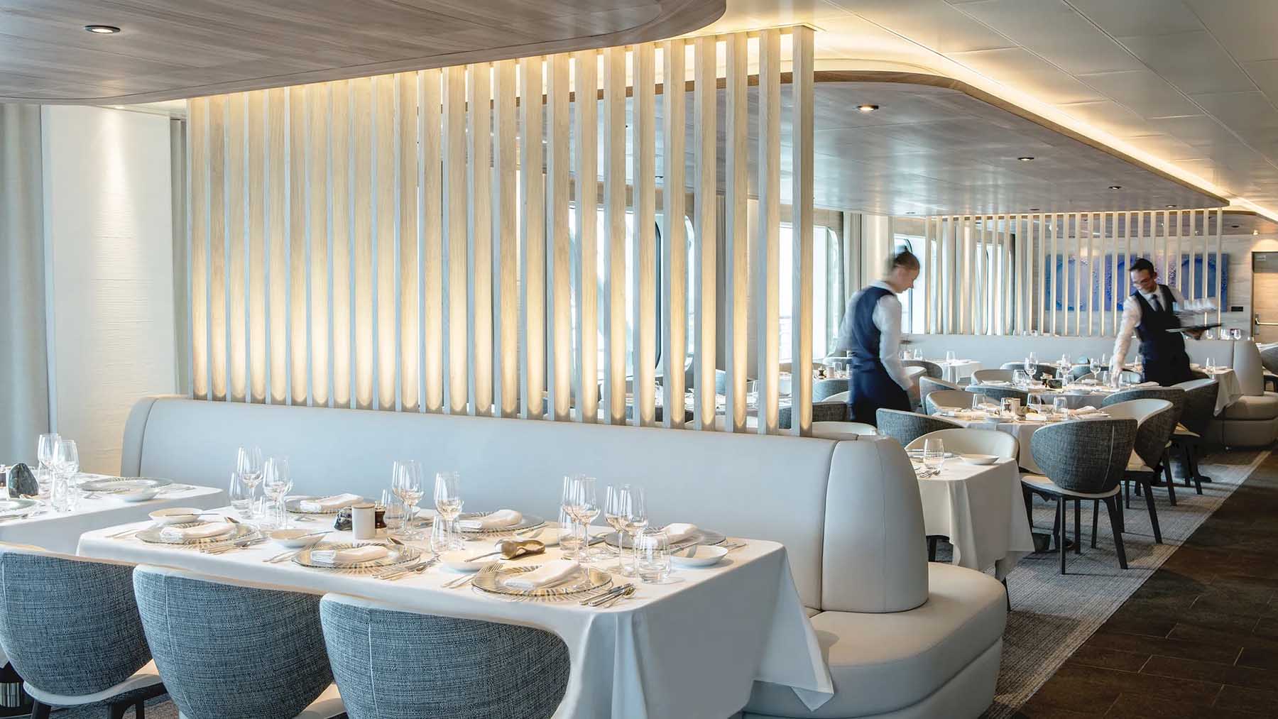 Le Commandant Charcot restaurant dining room