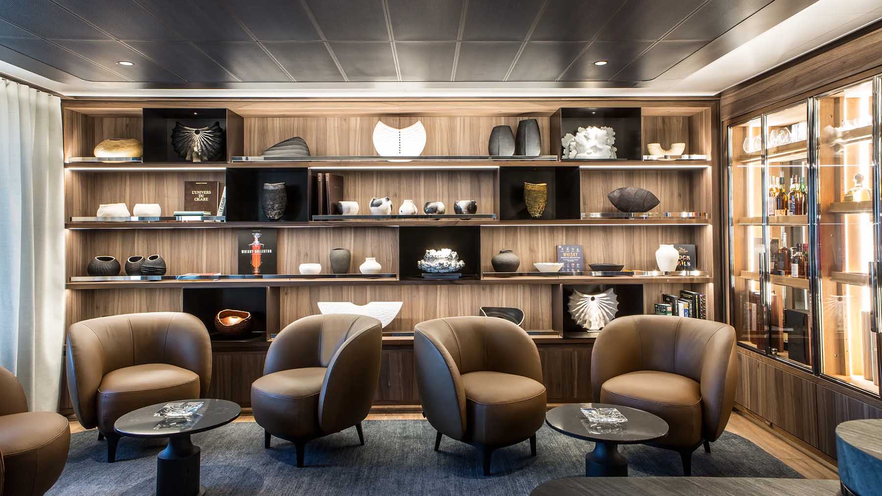 Le Commandant Charcot panoramic lounge interior