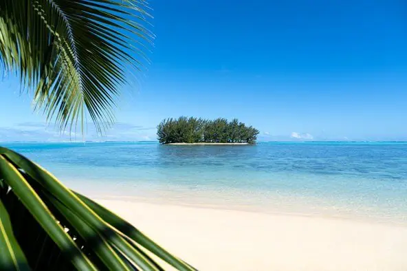 Private motu islet beach visit in French Polynesia