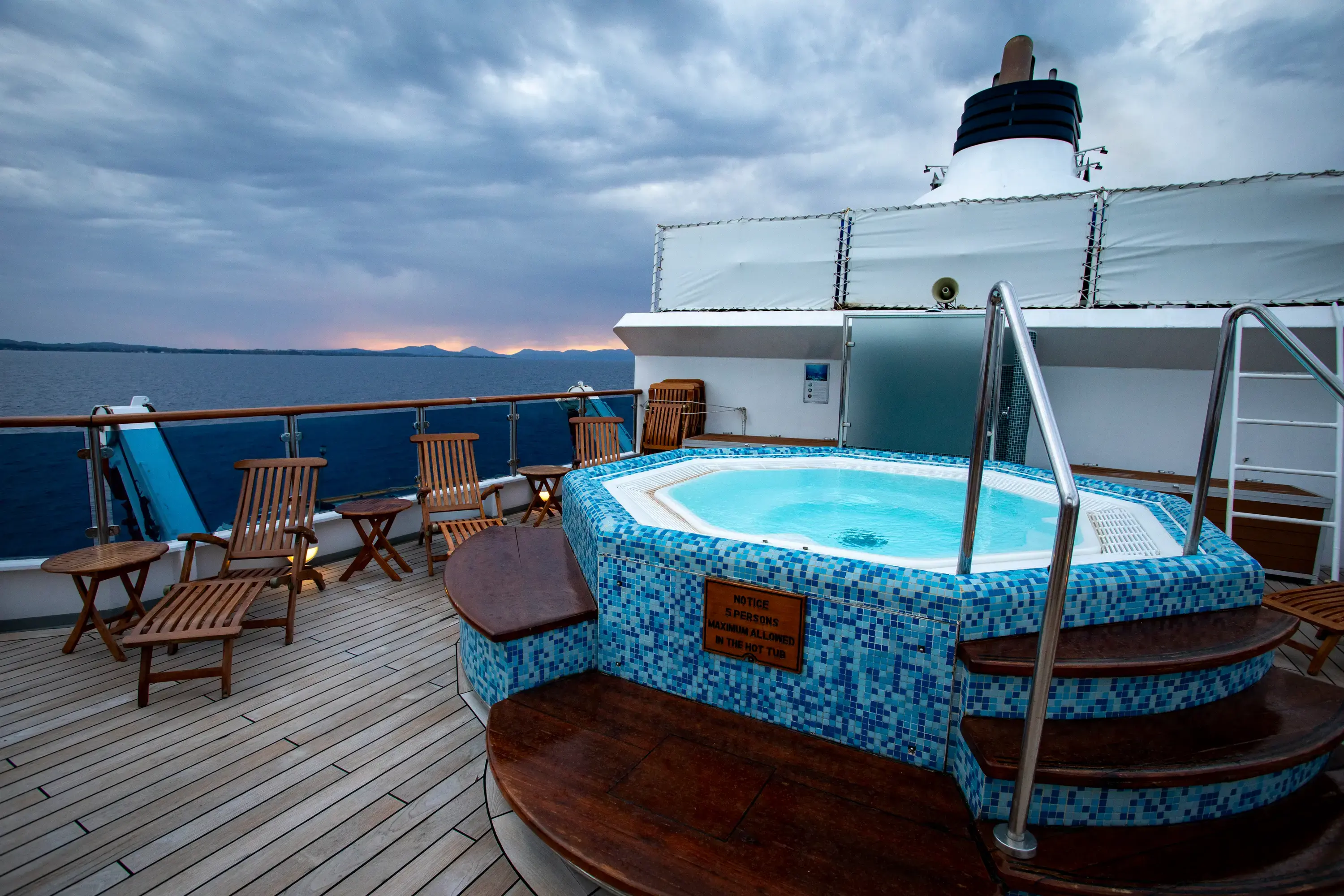 National Geographic Orion outdoor hot tub