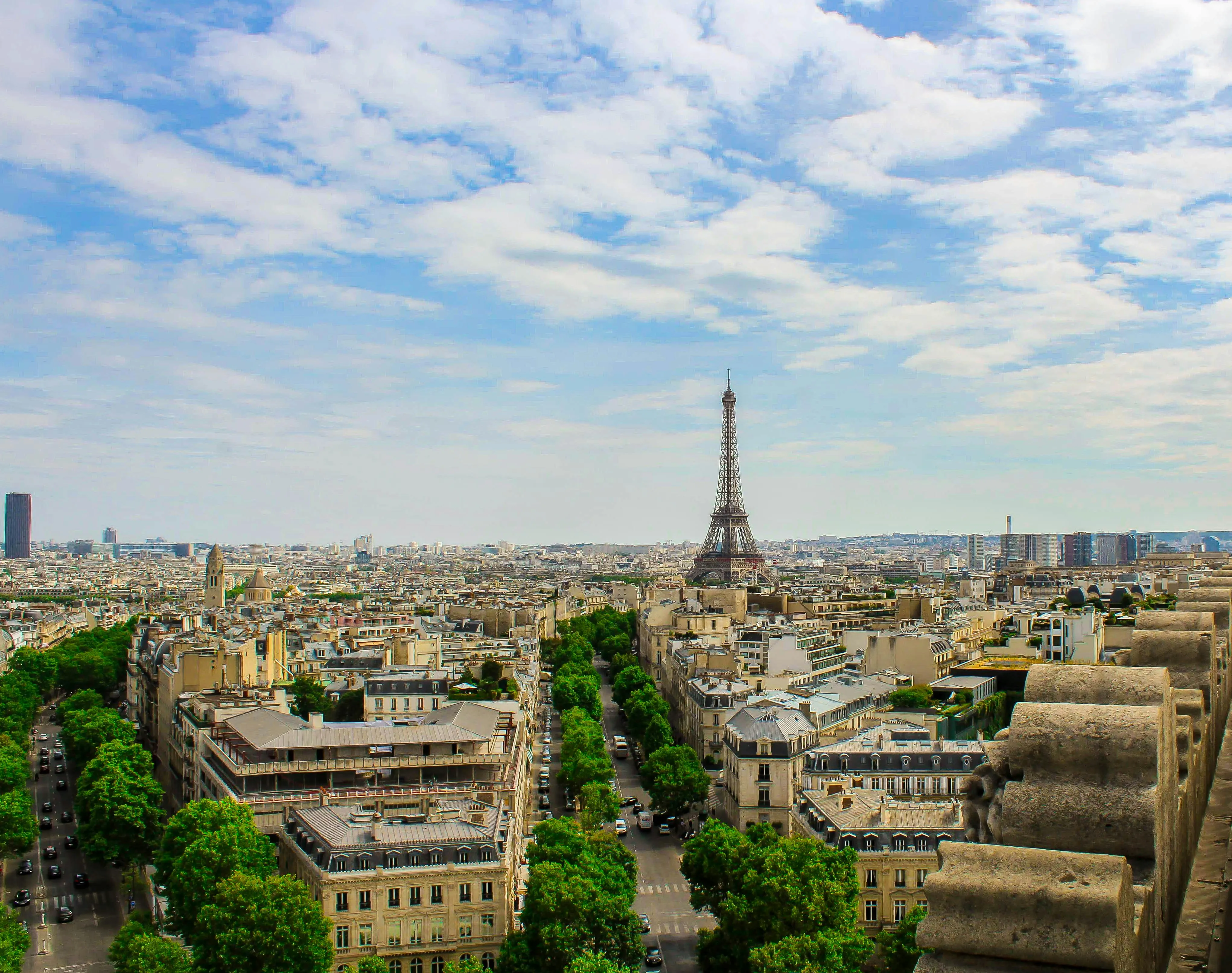 Vue panoramique de Paris avec Tour Eiffel - Circulation et logistique événementielle dans la capitale