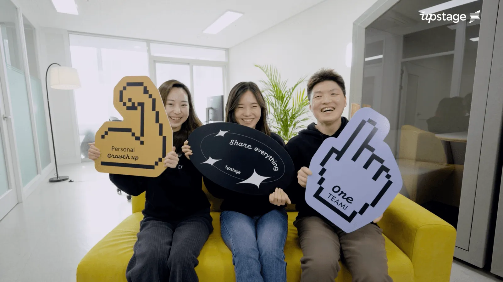 AI 기업 업스테이지의 인재 영입 업무를 담당하고 있는 people experience팀의 사진