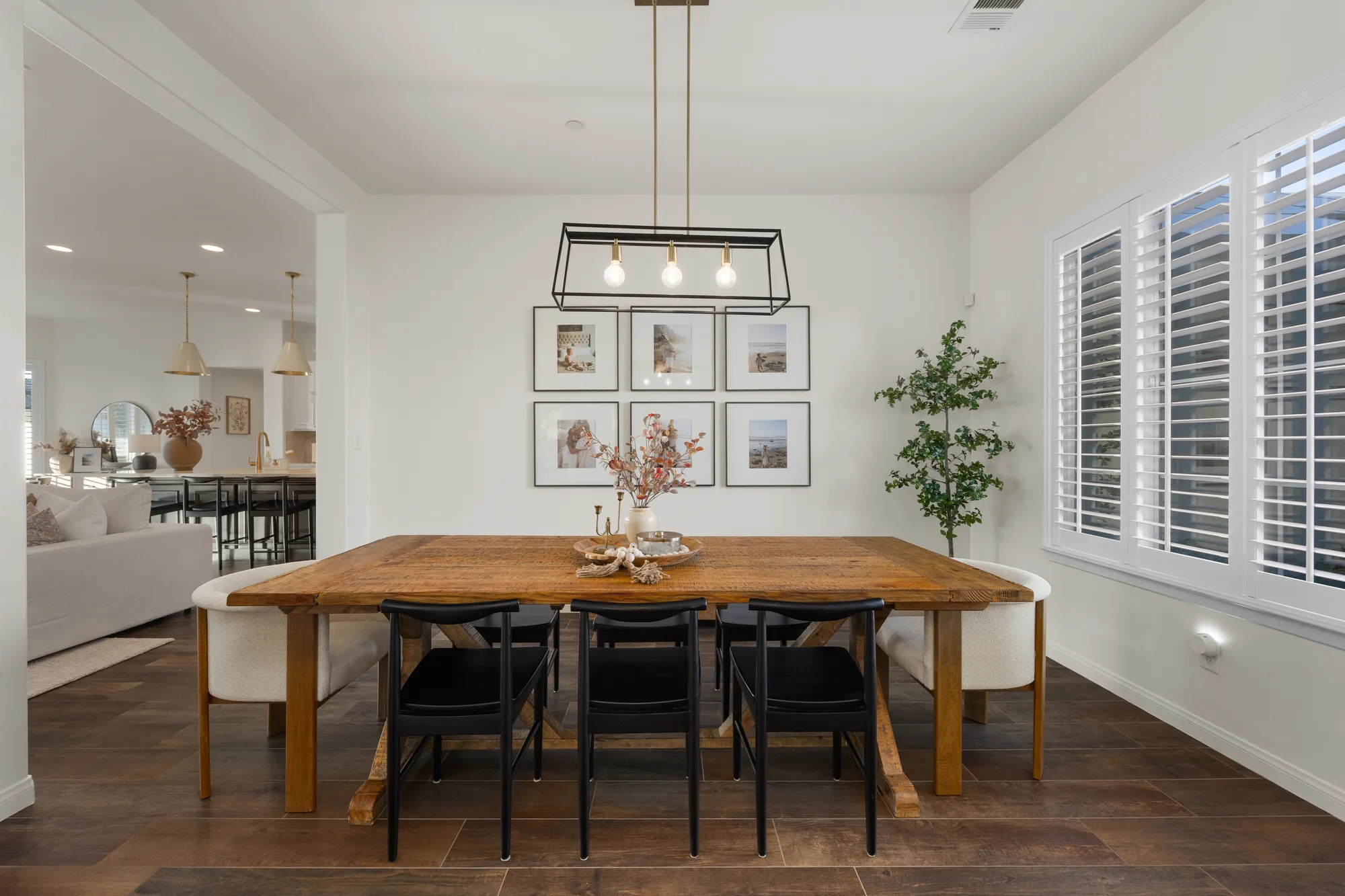 Living area of home at 2933 Mandalay Pl, Bakersfield