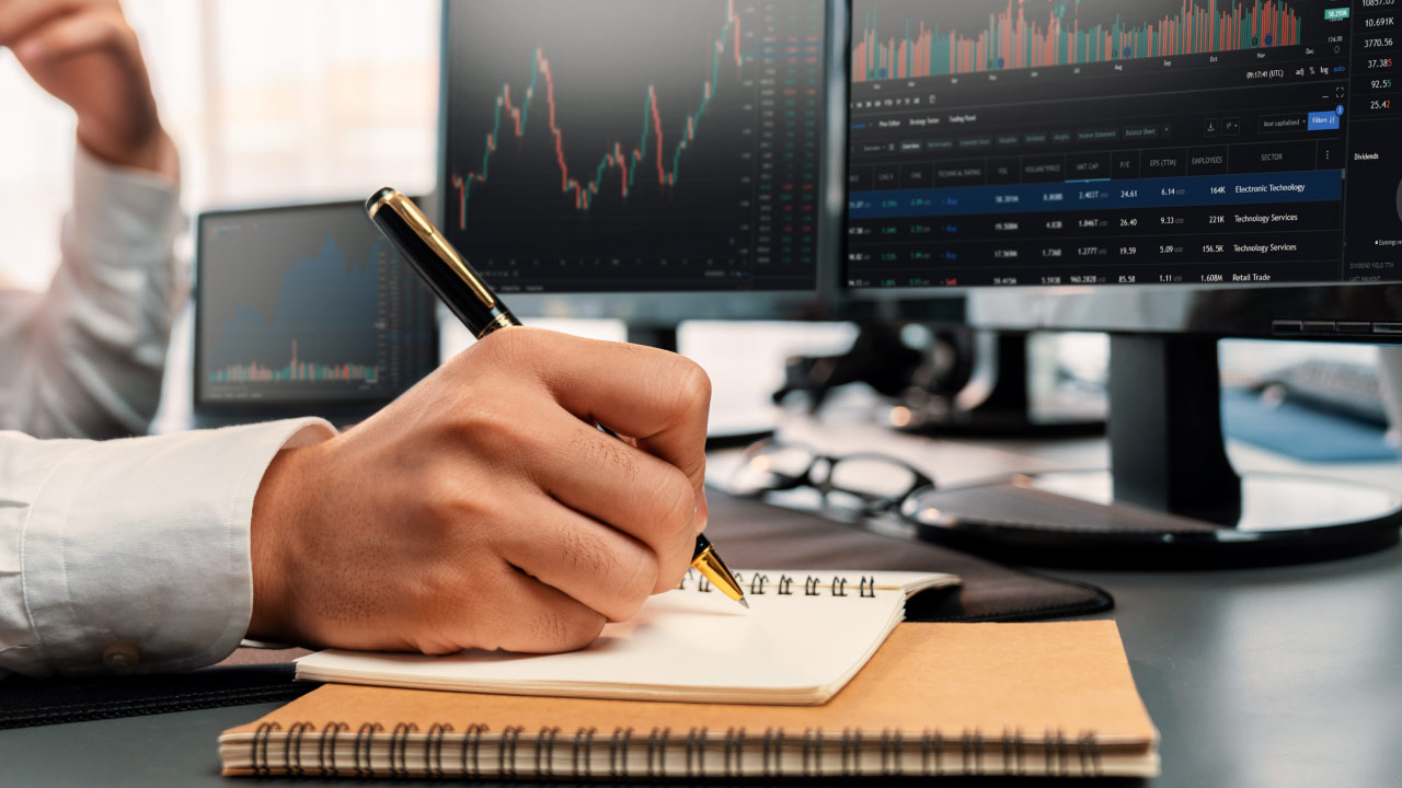 Person Analysing Trades - Best Forex Trading Platforms