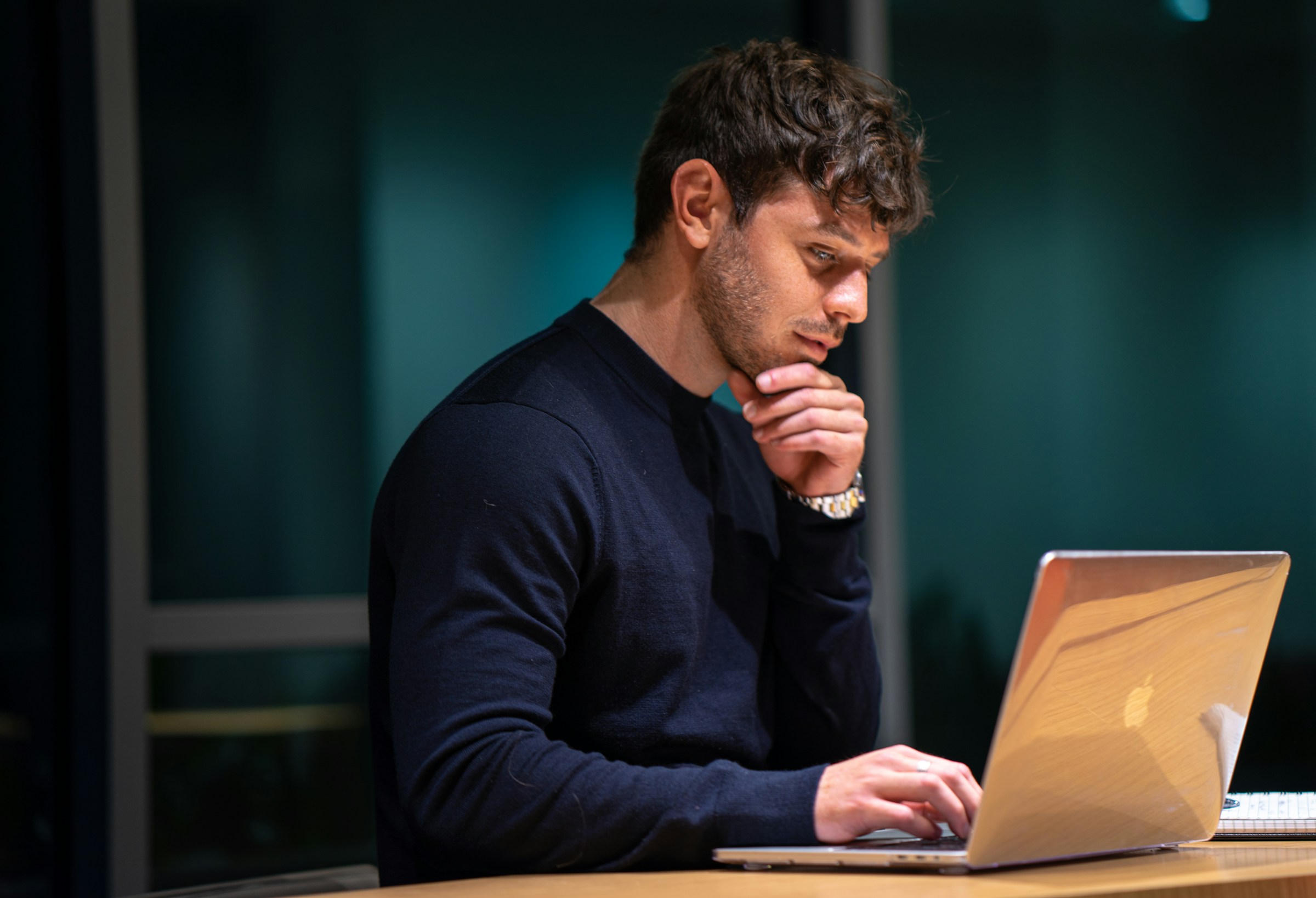 man in a blue shirt - Best Rsi Settings for Day Trading