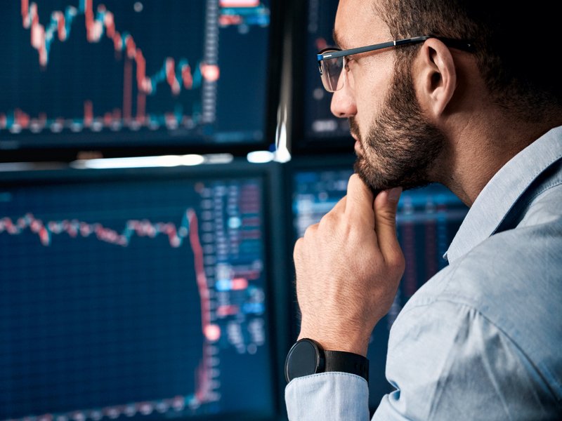 man looking at trading charts - Best Rsi Settings for Day Trading