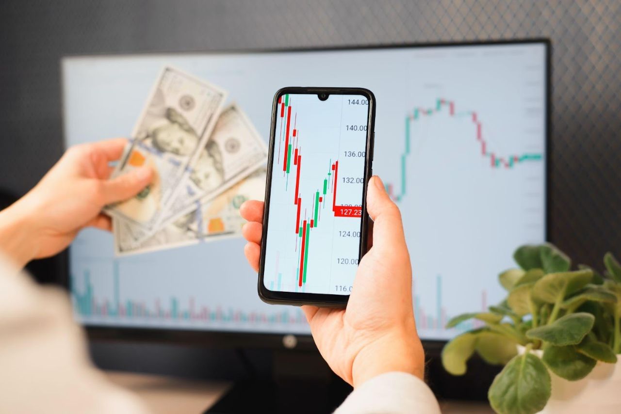 Person with money - CFD Forex