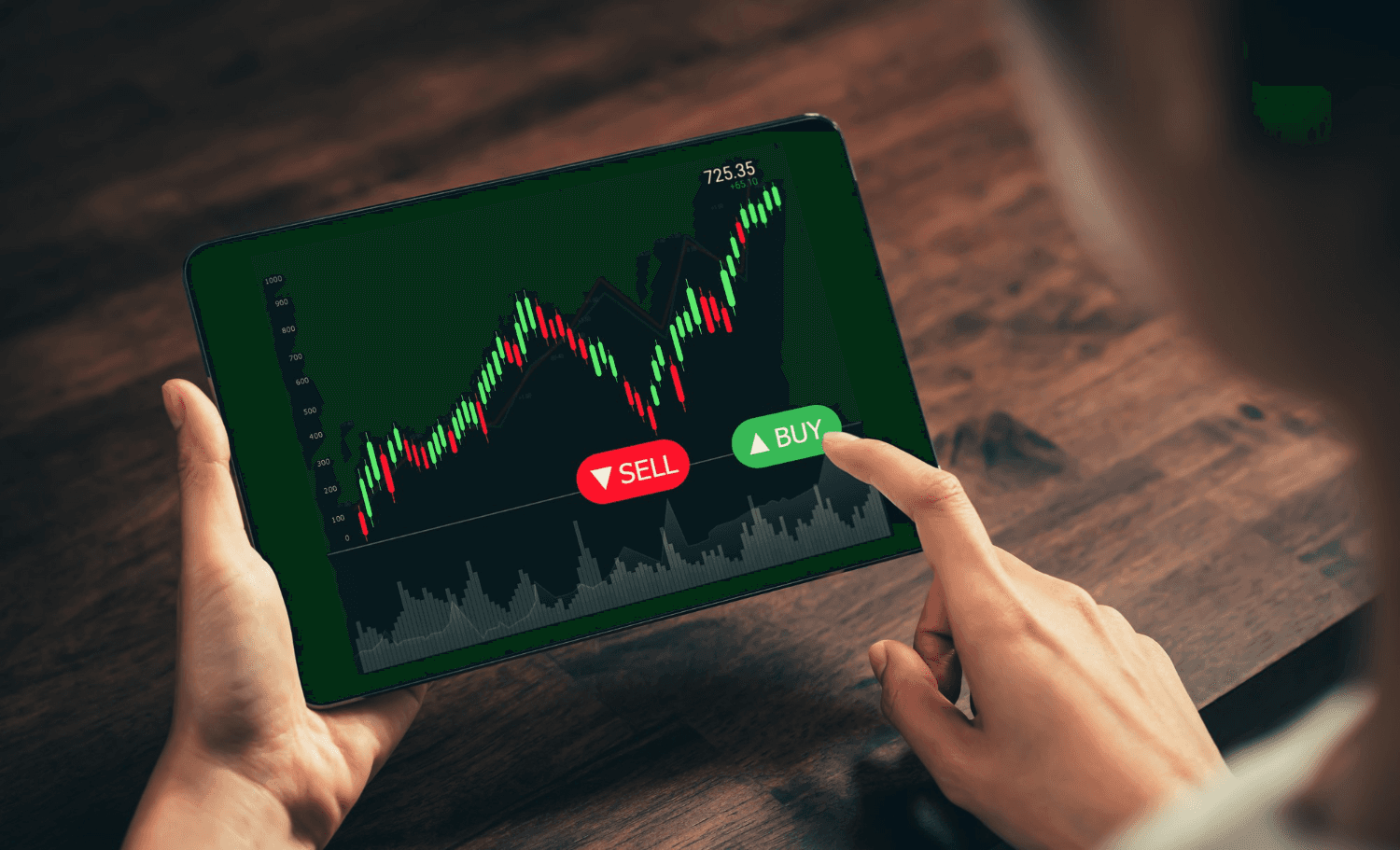 Person trading stocks on digital tablet -  MT4 vs MT5