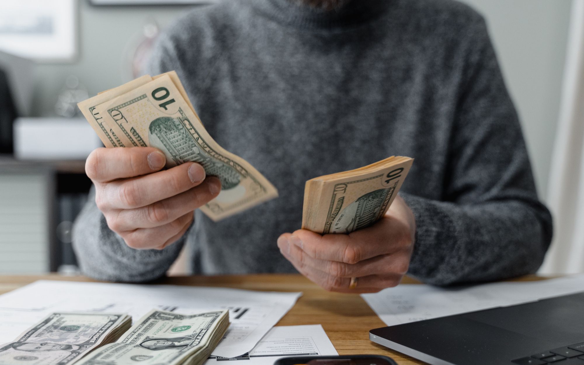 man counting money - Day Trader Salary