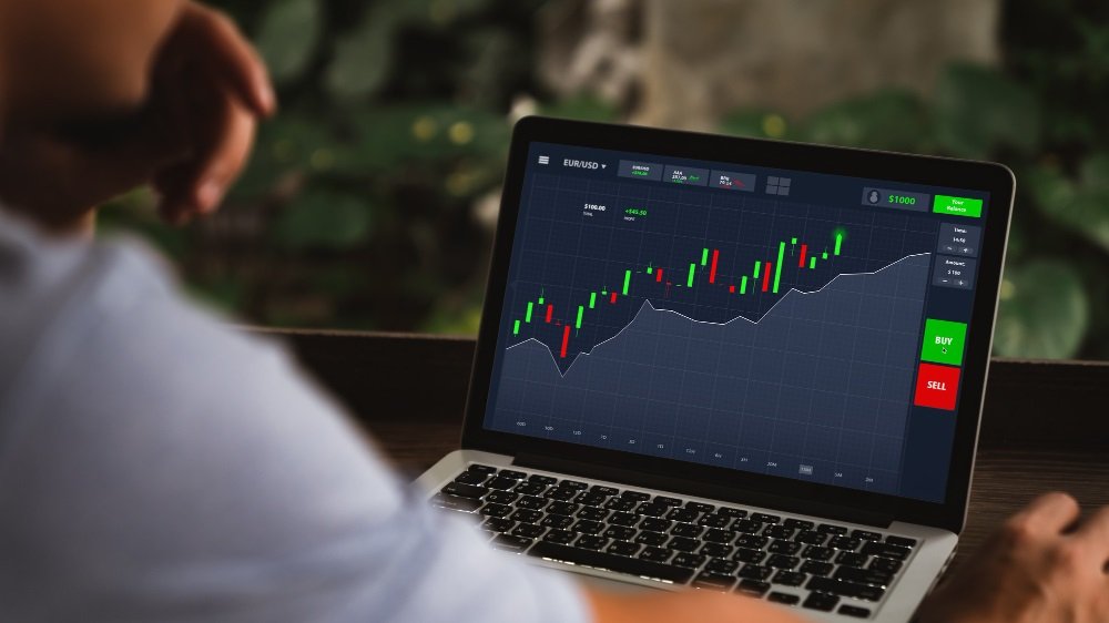 man trading - Day Trader Salary