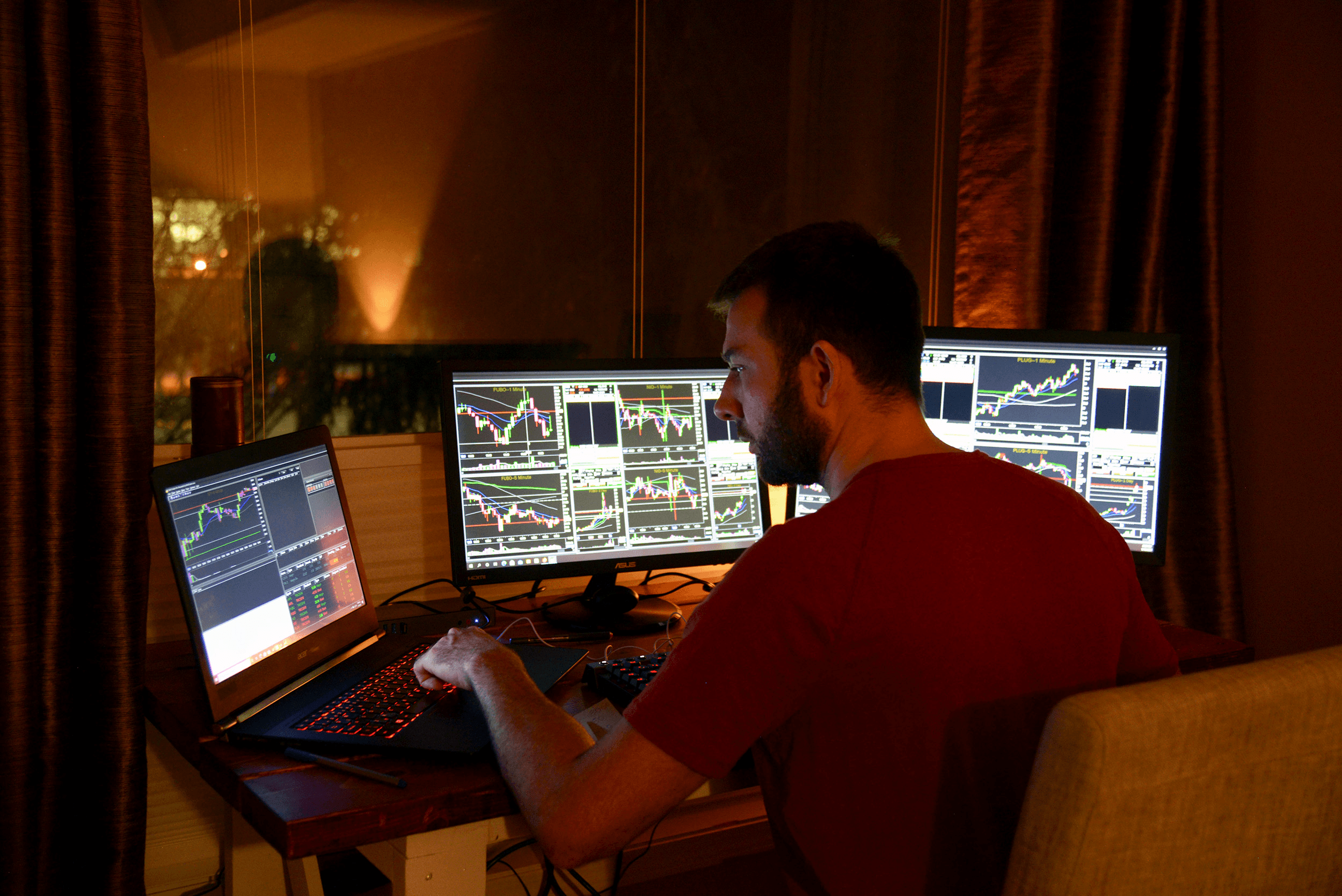 man tarding at home - Day Trading Minimum Balance