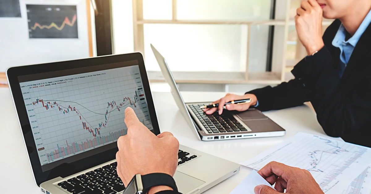 Trading and finance concept illustration — best free trading simulators