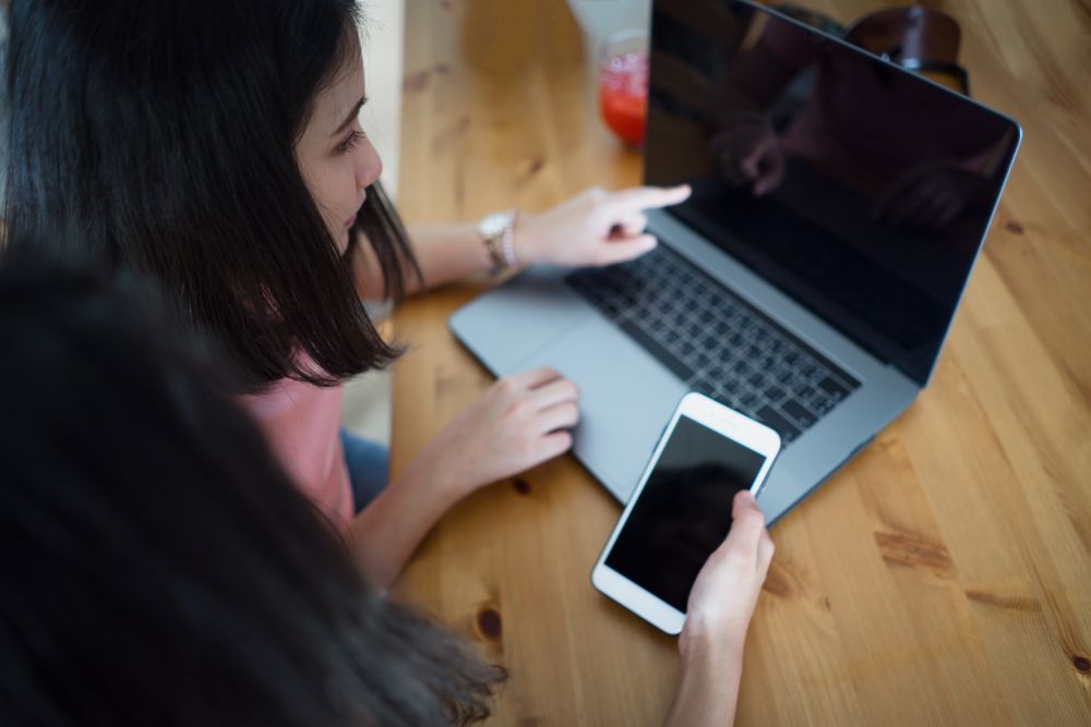 Sử dụng màn hình quá nhiều khiến não bộ bị kiệt sức - Bee Medic