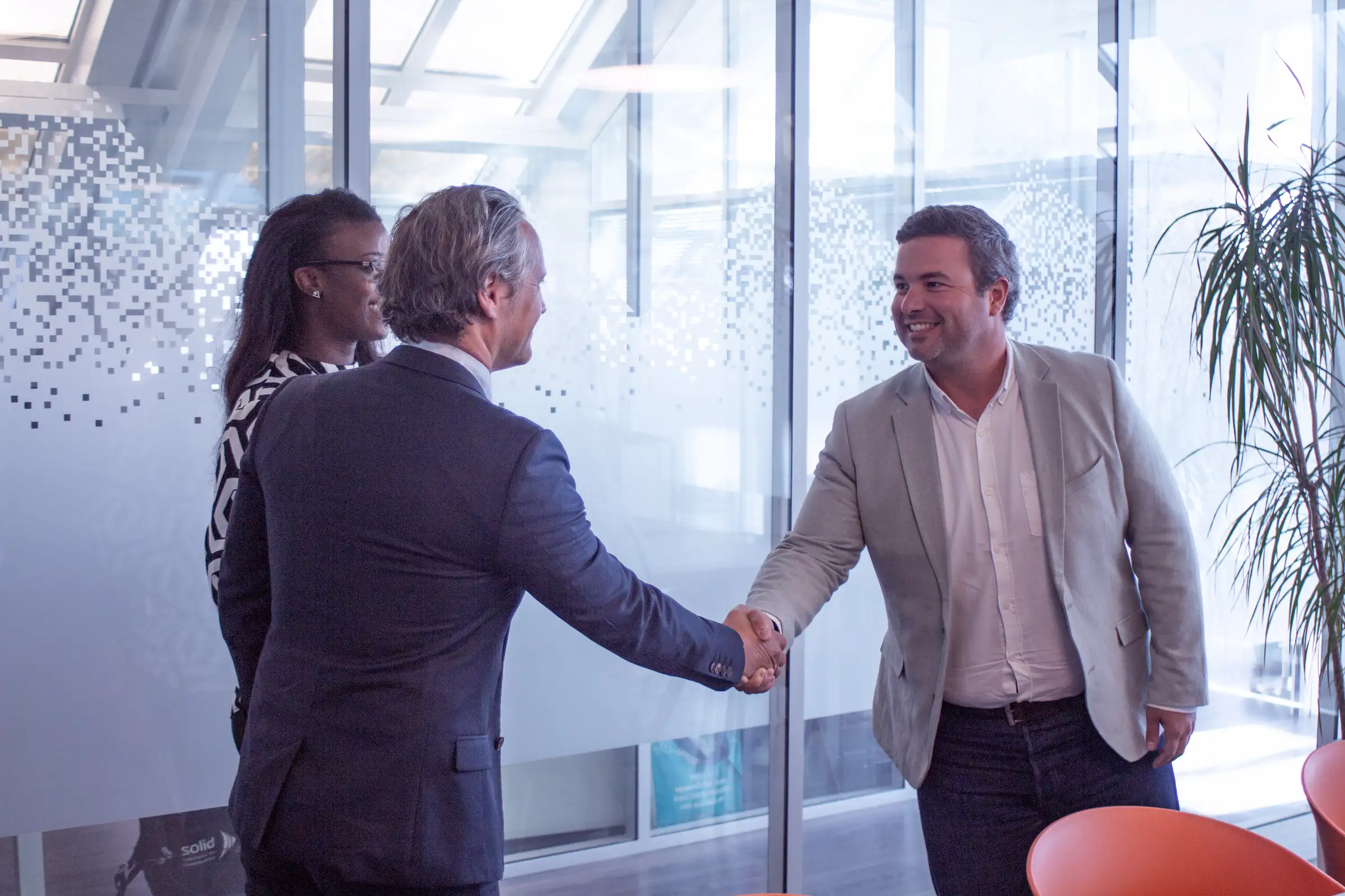 Un client et un commercial qui se serrent la main