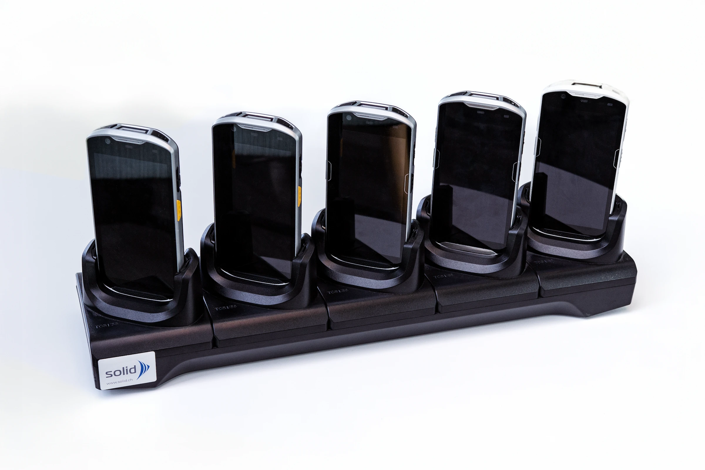 Cinque terminali mobili sui loro supporti