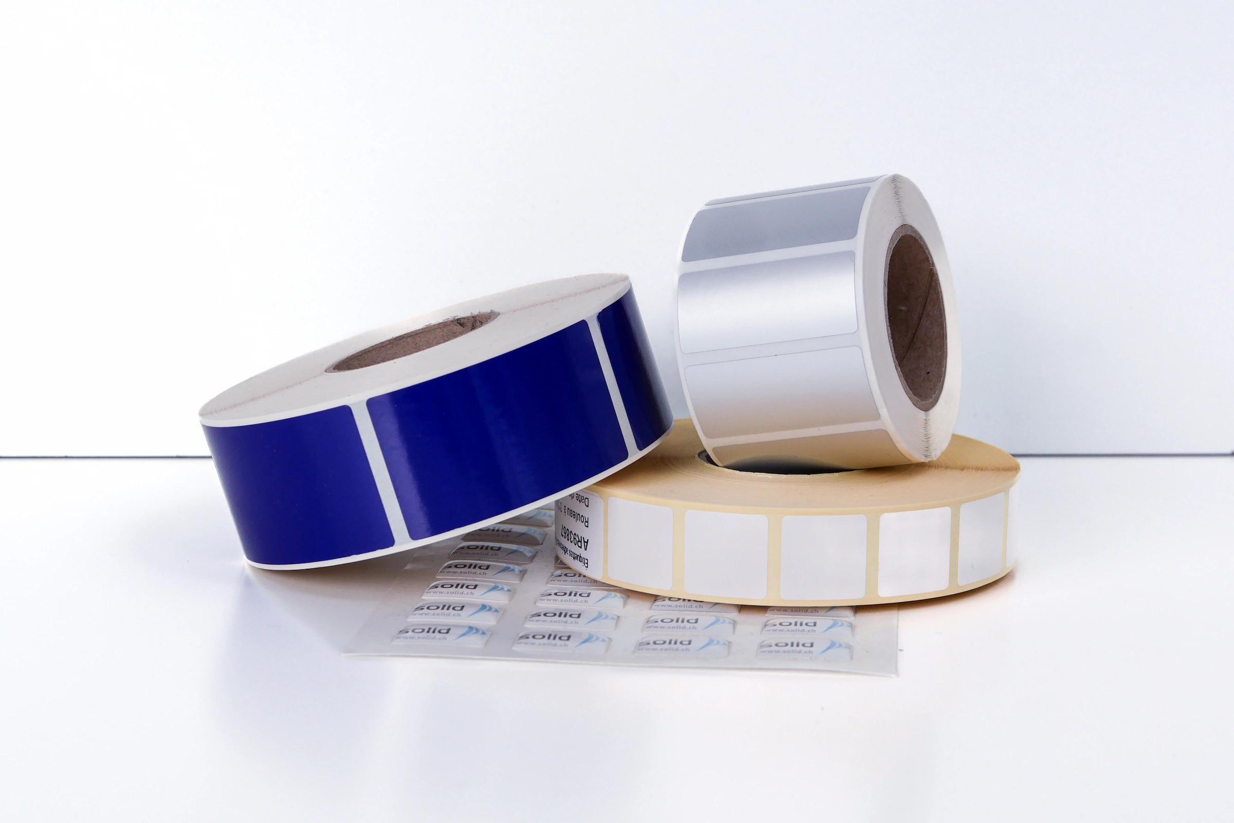 Rotoli di etichette adesive