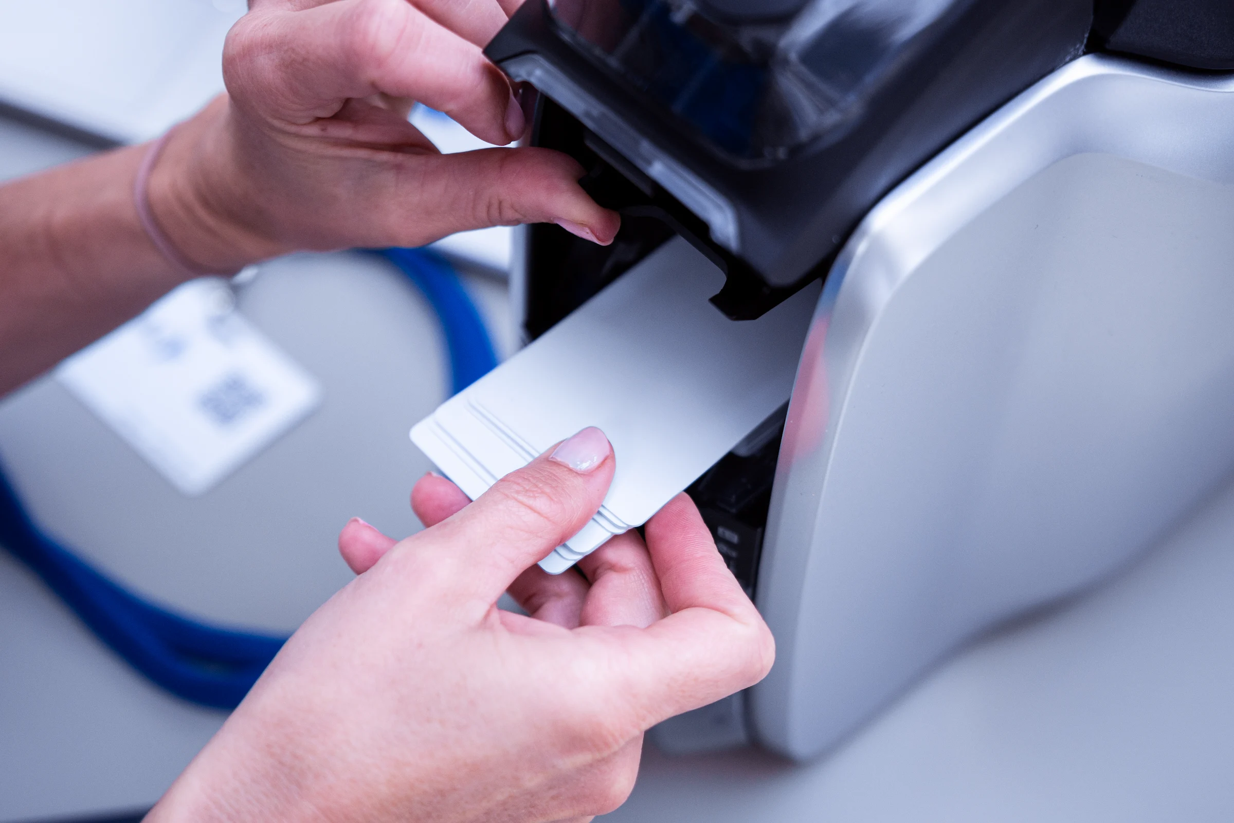 Mani che inseriscono una scheda RFID in una stampante