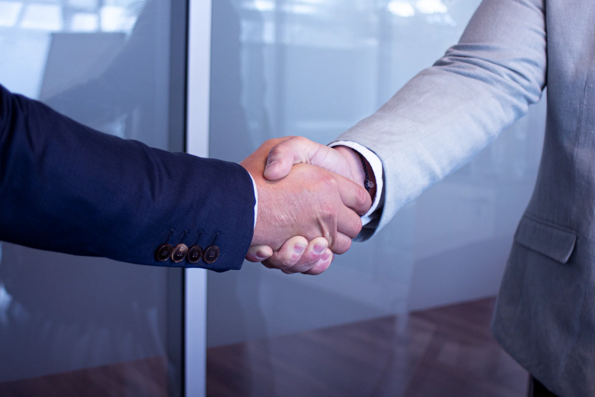 Stretta di mano tra due persone