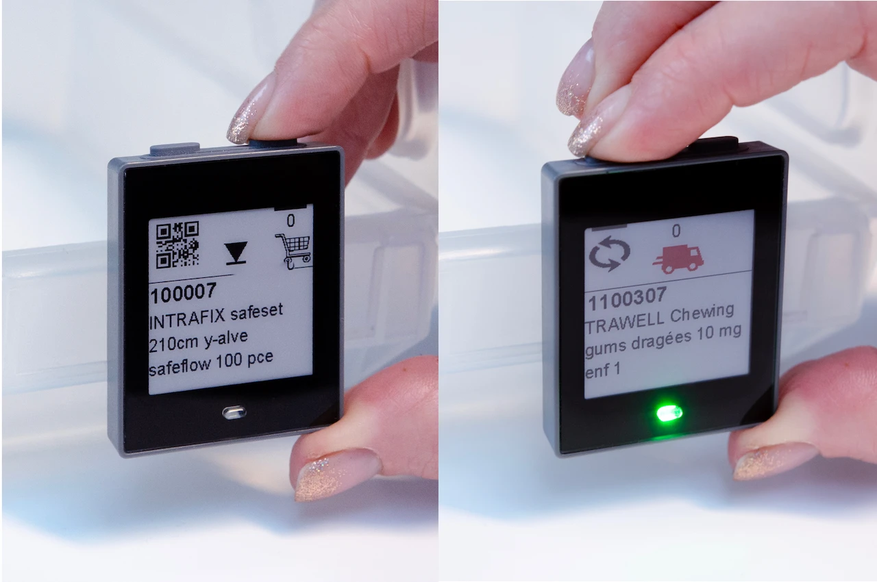 Deux étiquettes électroniques intelligentes, l’une éteinte et l’autre allumée, illustrant la technologie Smart Ink