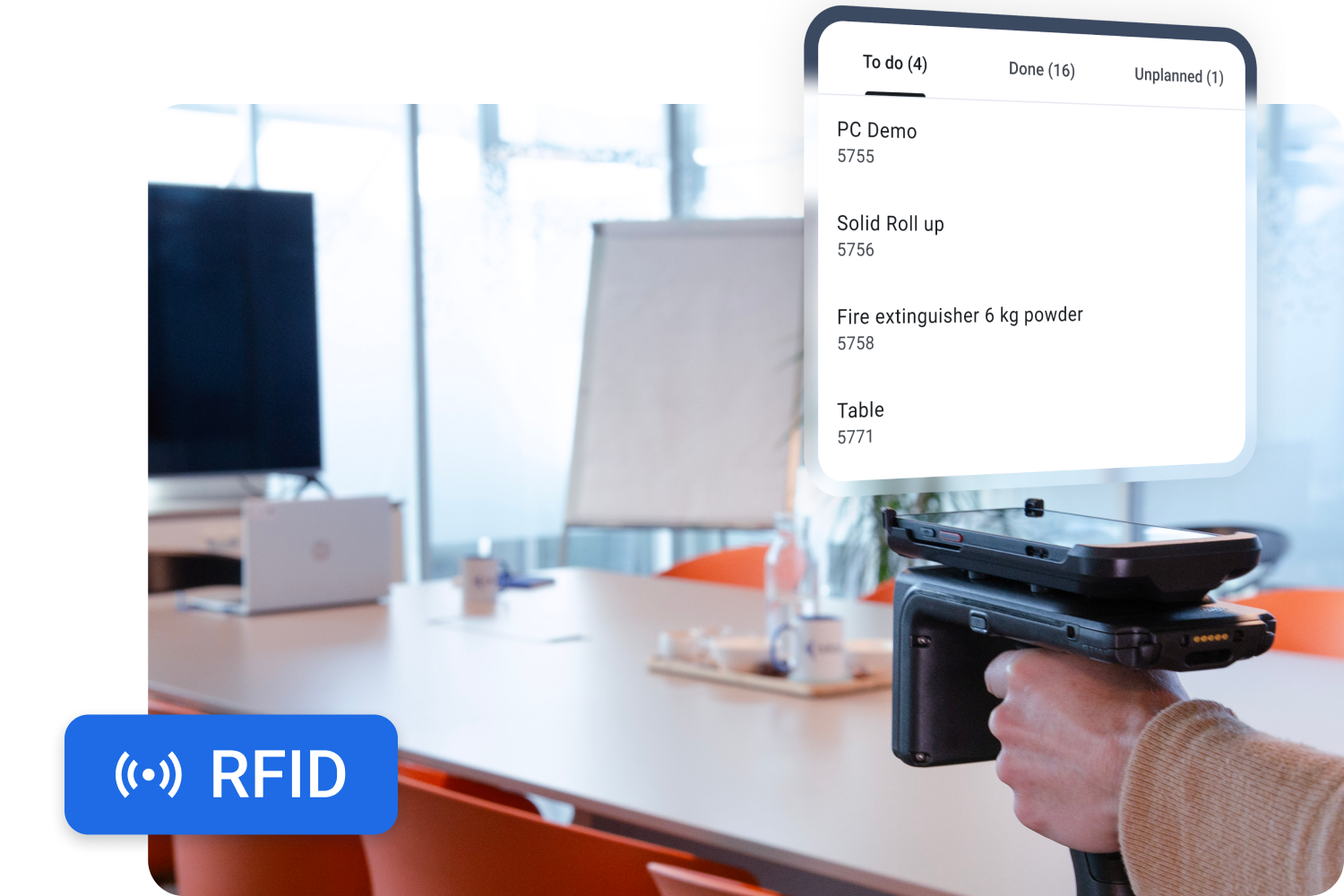 Persona che effettua l'inventario di una sala con un lettore RFID