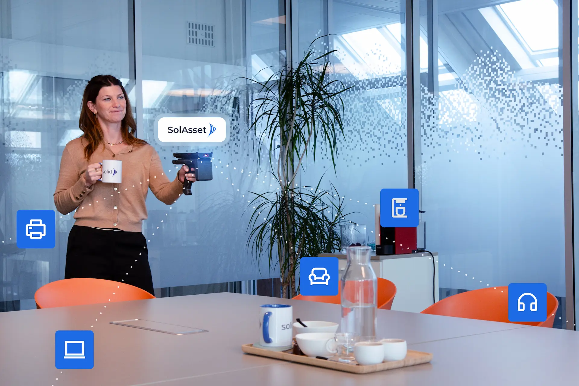 Donna che scansiona una stanza con un lettore RFID, con icone dei diversi oggetti rilevati