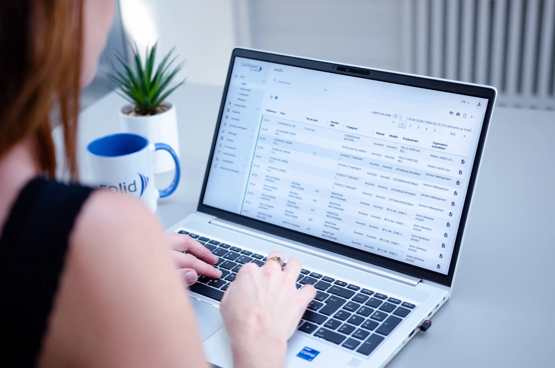 Donna di spalle che utilizza la soluzione SolAsset sul proprio computer