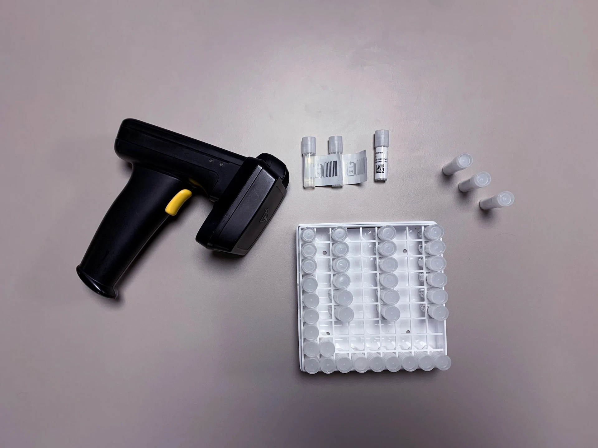 Lettore RFID portatile (RFID gun) con campioni posizionati su un tavolo