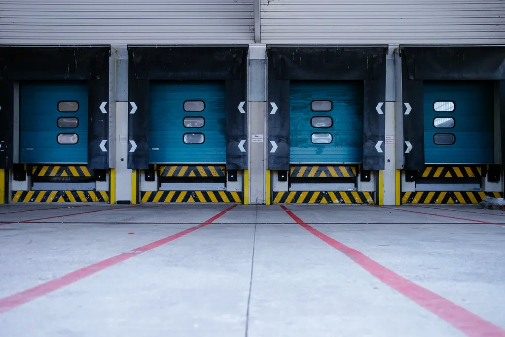 Porte per capannoni sportivi