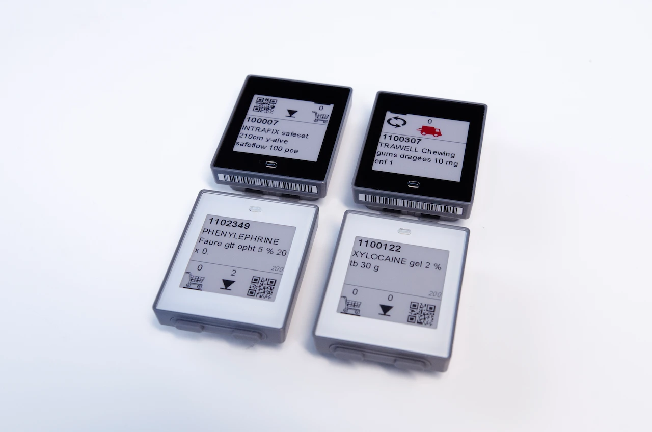 Quatre étiquettes électroniques intelligentes avec écran E-Ink affichant des informations de traçabilité produit, posées côte à côte