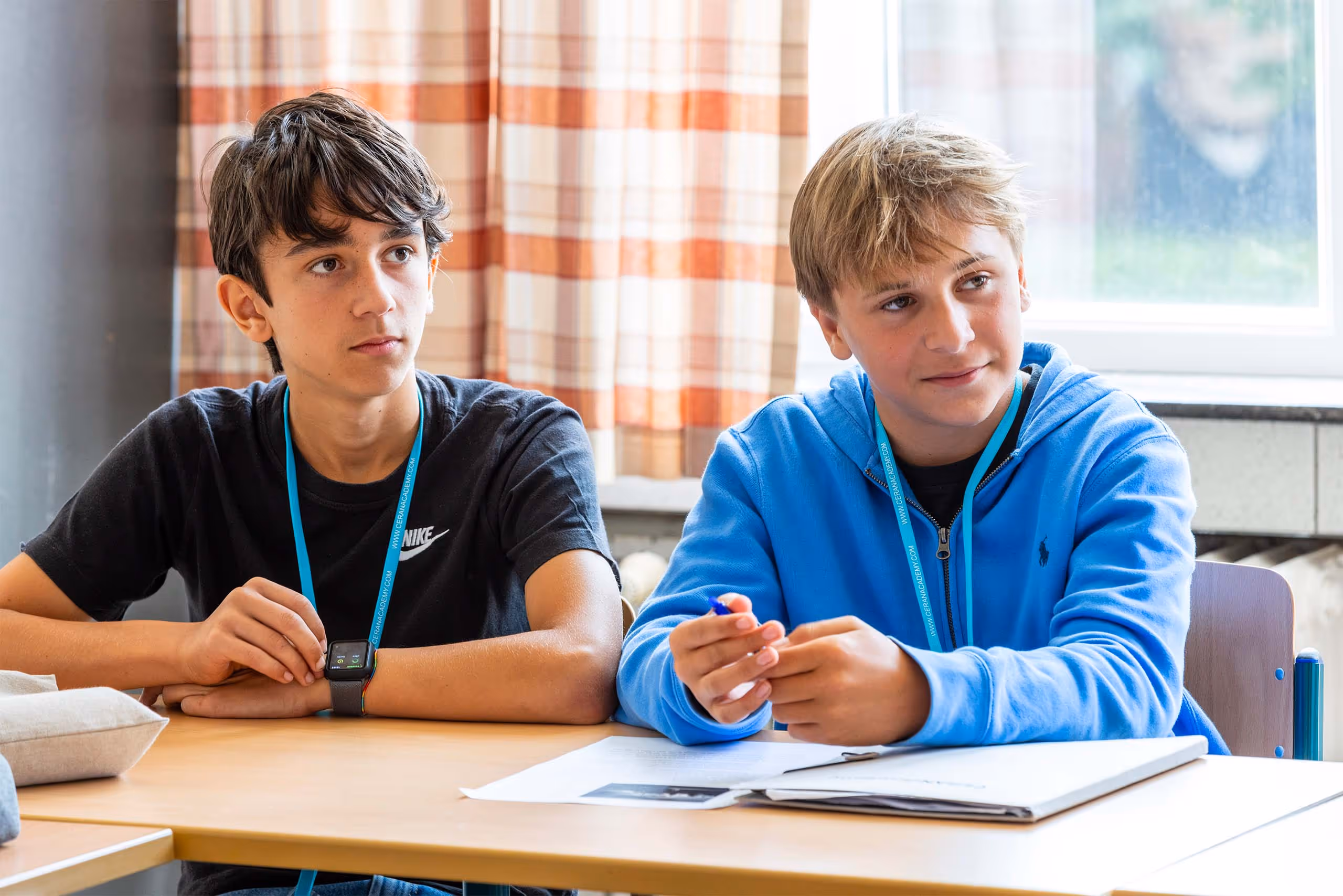 Twee tieners zitten in de klas