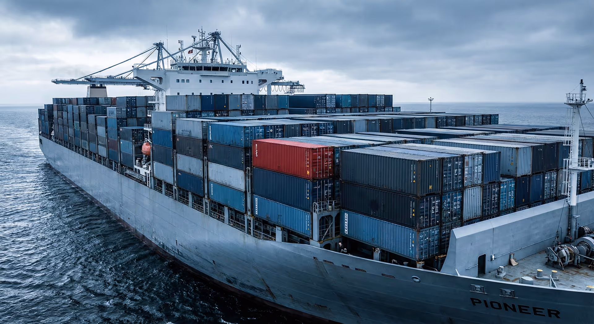 Velká nákladní loď s kontejnery plující na moři.