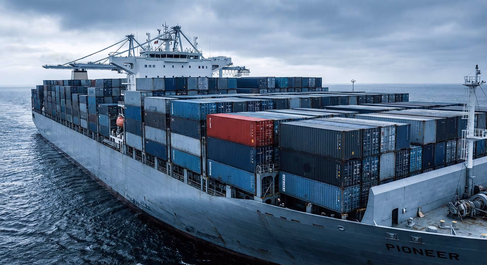 Velká nákladní loď s kontejnery plující na moři.