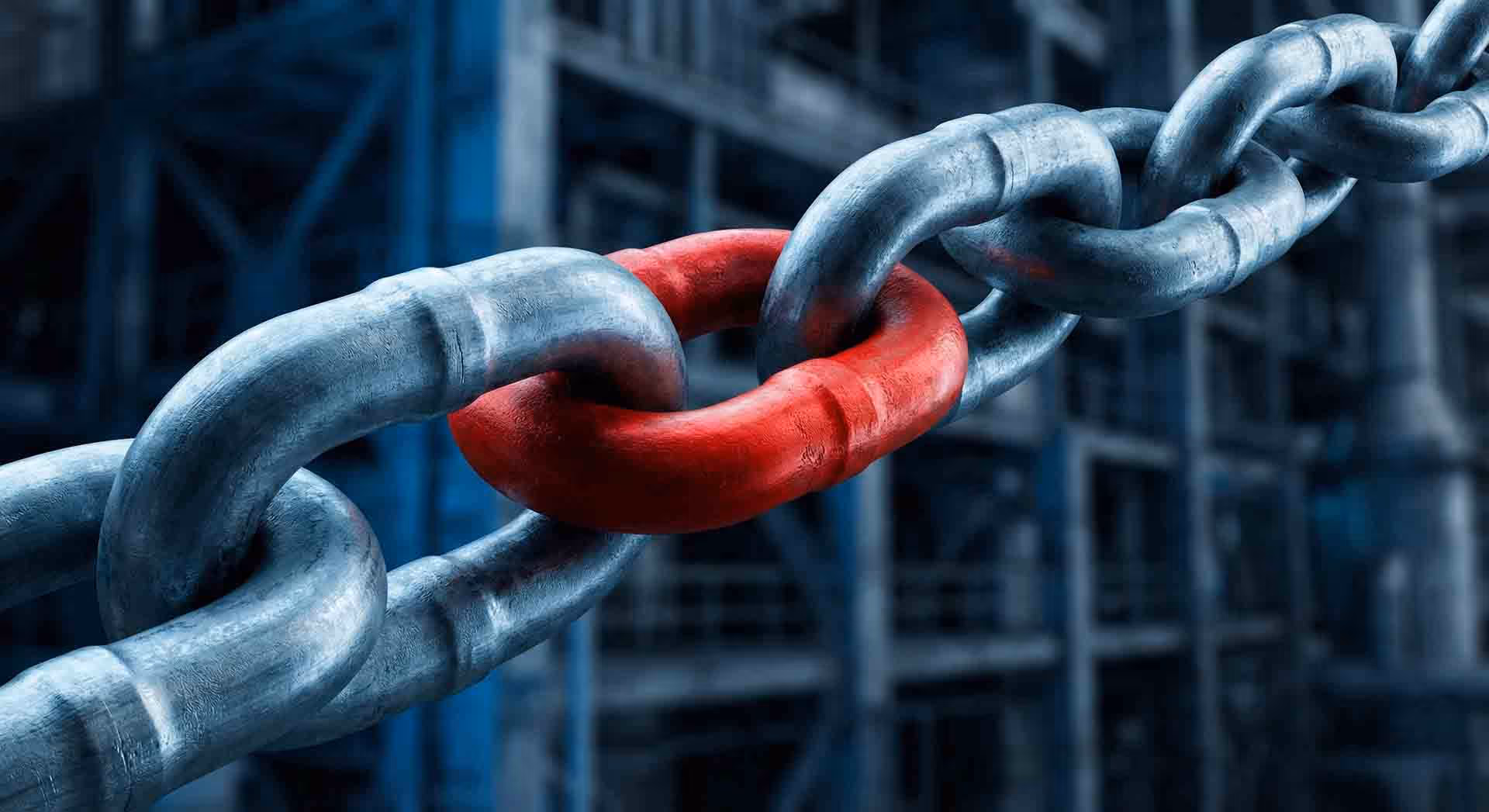 Ocelový řetěz s jedním výrazným červeným článkem.