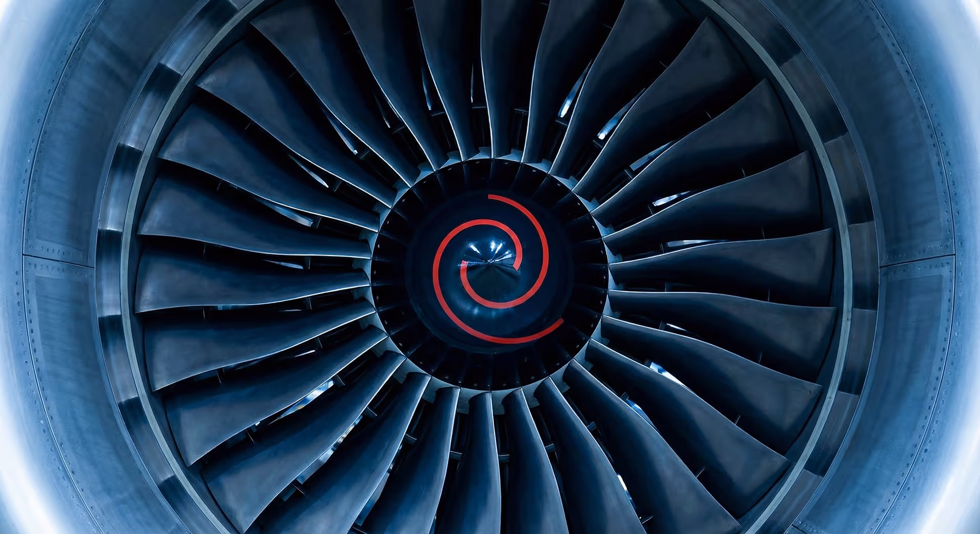 Detail lopatek turbíny proudového motoru.