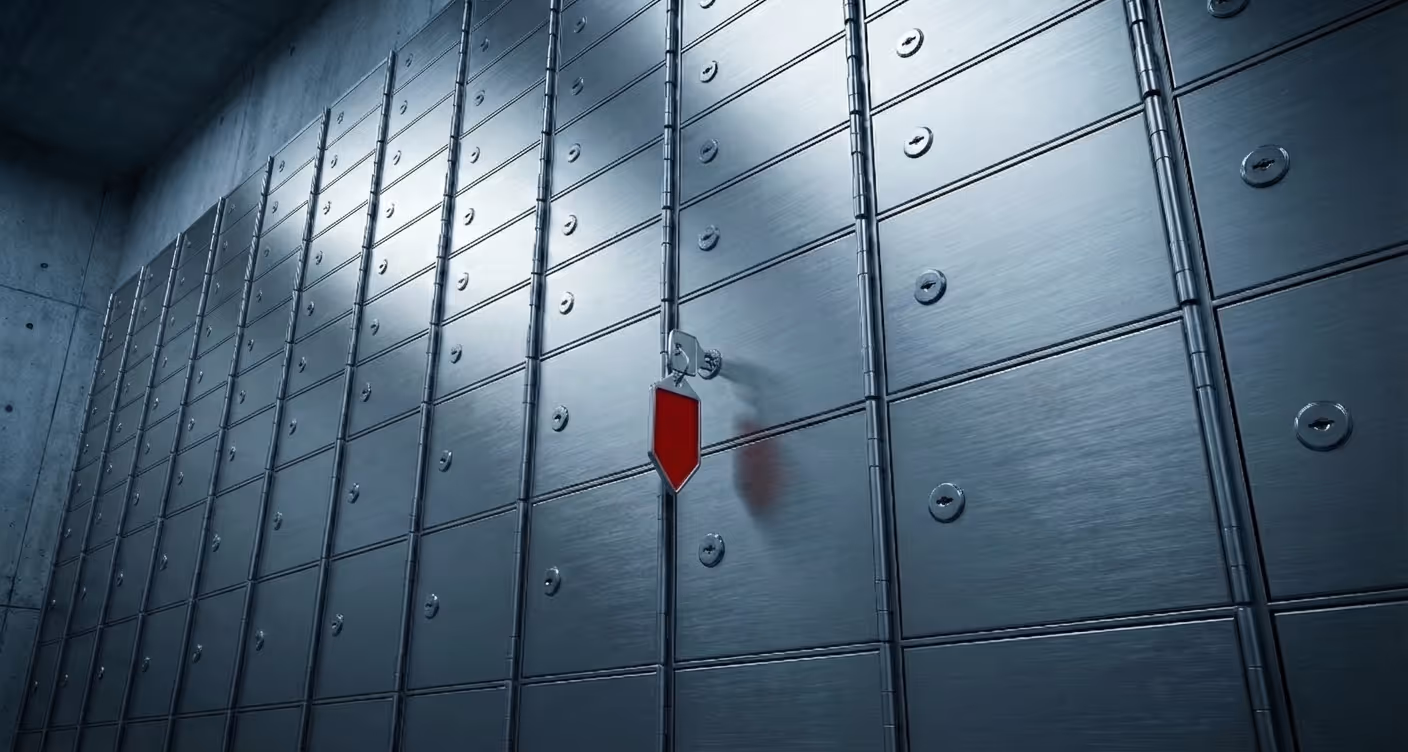 Stěna s bezpečnostními schránkami v trezoru.