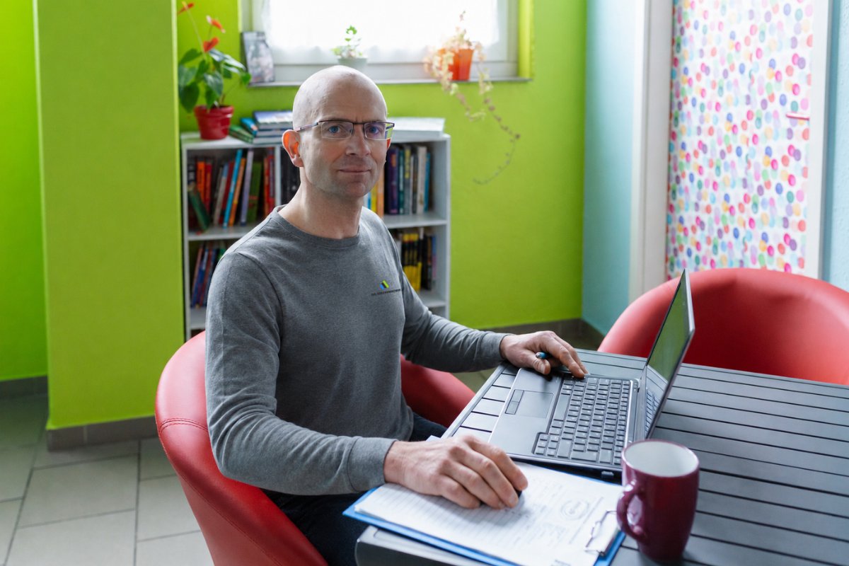Ansprechpartner am Schreibtisch im Studio Die Gesundmacher