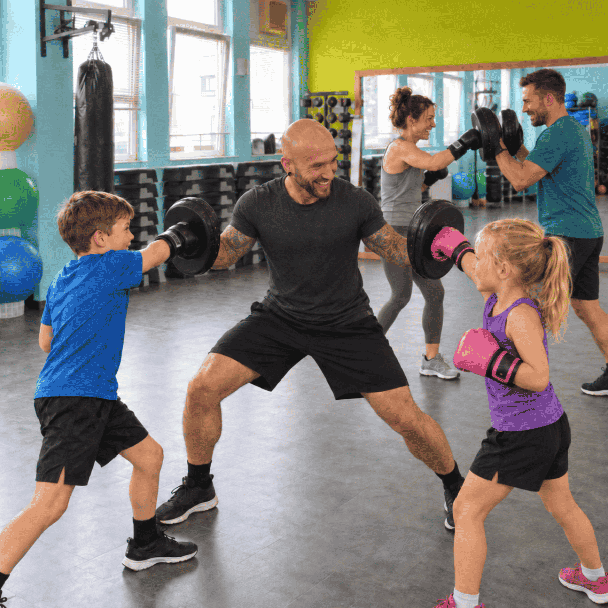 Knock-out Family: Fitnesskickboxen für Eltern und Kinder, jeden Sonntag 10:30 Uhr bei Die Gesundmacher