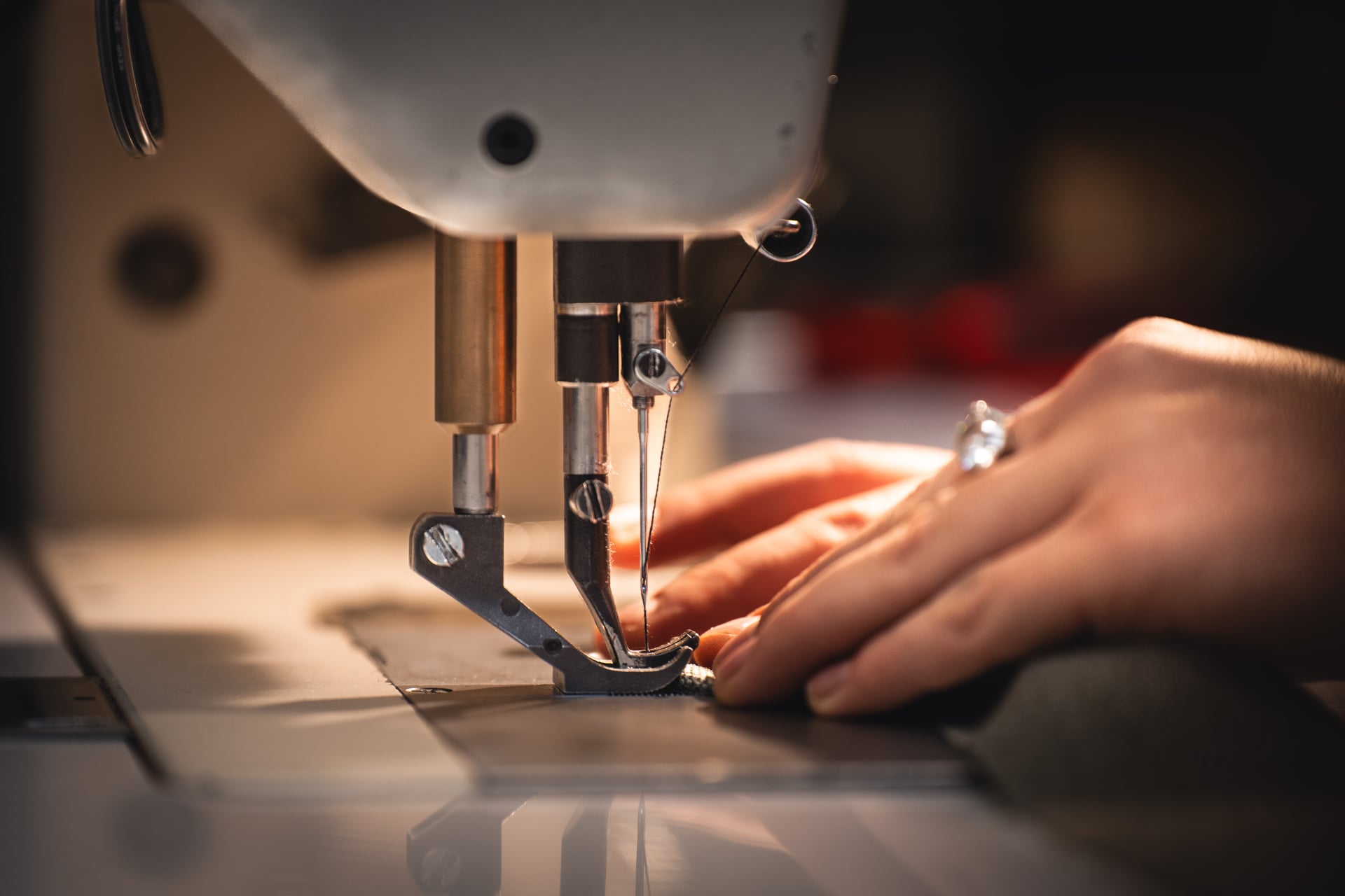 Close-Up van een werknemer aan een naaimachine.