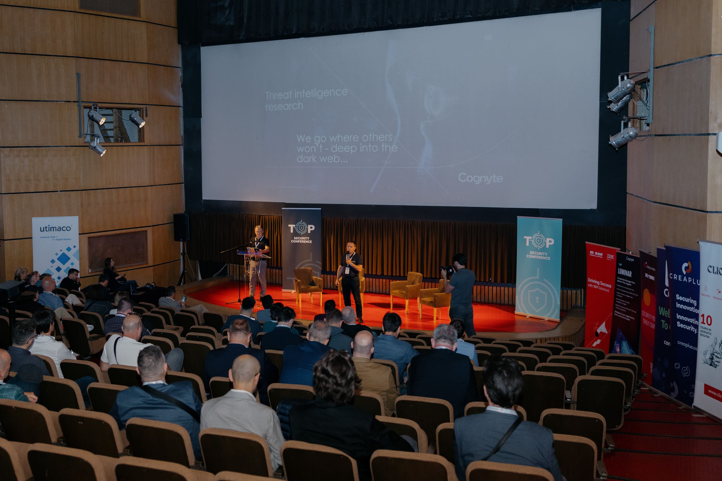 People watching presentation on Top Conference