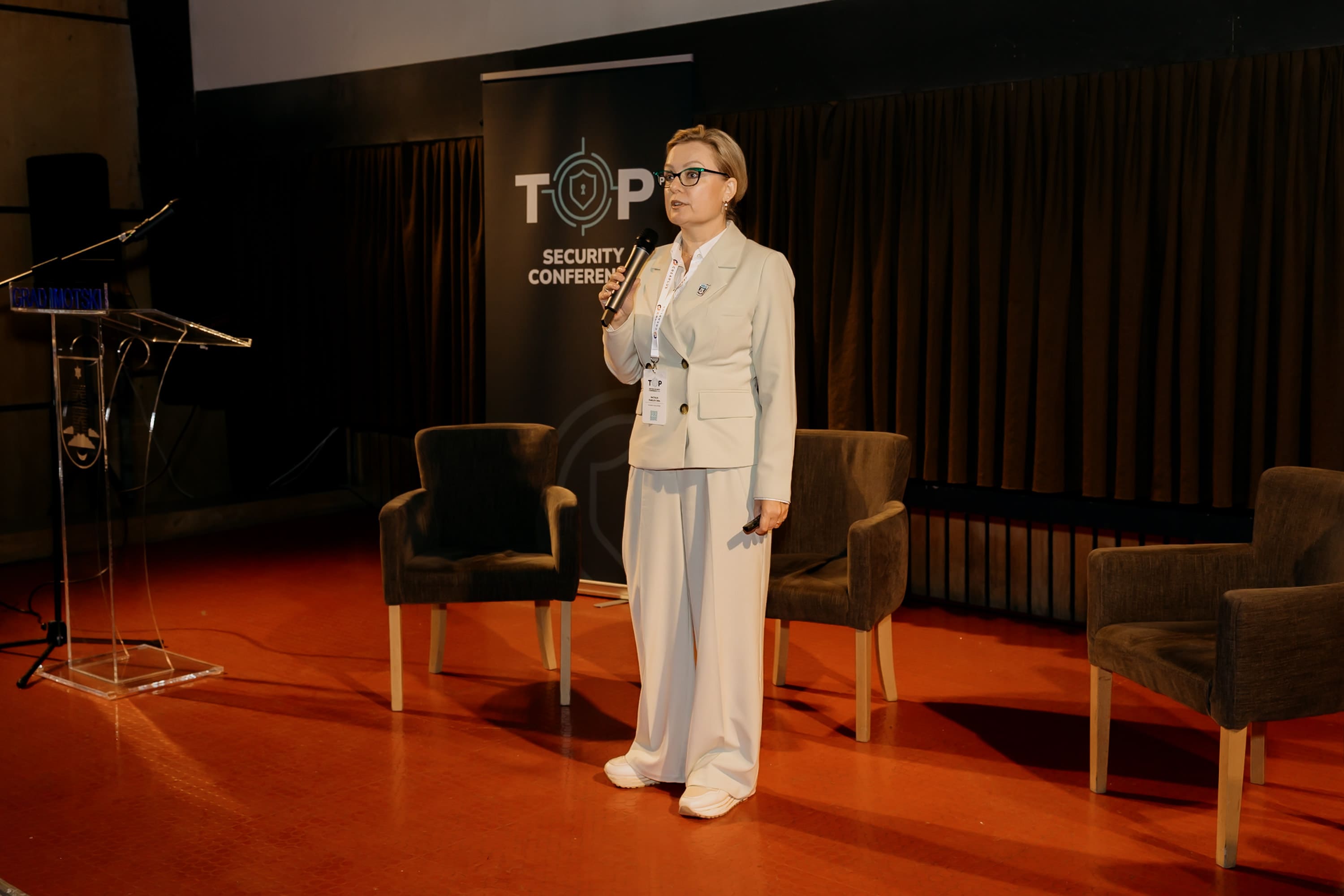Woman speaking at Top Conference