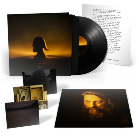 Vinyl-Schallplatten-Album-Paket bestehend aus einer schwarzen Schallplatte, einem Cover mit der Silhouette einer Person, einem handgeschriebenen Textblatt und mehreren Fotoabzügen, darunter das Gesicht eines bärtigen Mannes.