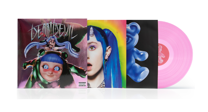 Vinylalbum mit pinker Schallplatte und drei farbenfrohen Covern, darunter ein illustriertes Gesicht mit blauen Haaren und ein Foto einer Person mit blauen Haaren und Einhornstirn.