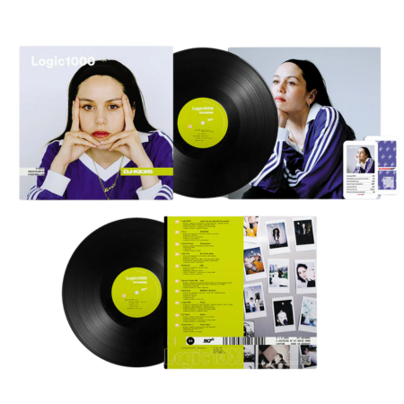 Albumcover von Ashnikko mit einem fantasievollen Cartoon-Gesicht mit blauen Haaren vor einem rosafarbenen Himmel und blauem Vinylschallplatten-Design.