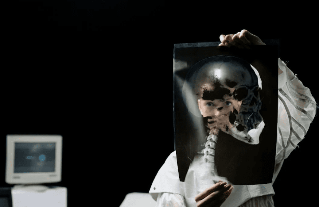 Dentista che tiene in mano il risultato di una TAC