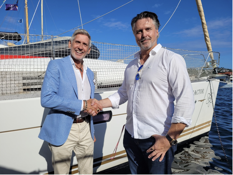 Adm dir Jonny Hesthammer i Norsk Kjernekraft AS og INP Porsgrunns Stein Olav Kåsa signerte avtalen under Arendalsuka torsdag 14. august.